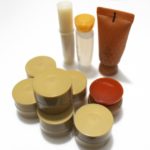 アトピー性皮膚炎に対する保湿剤は、保湿成分を含むほうが効果的