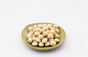 ピーナッツアレルギーと他のナッツ類やマメ類の交差性には、どのような特徴があるか？