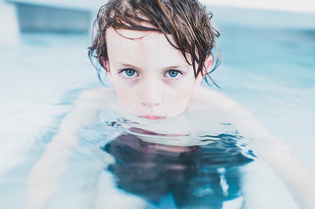 室内プールでの水泳による気道炎症には、塩素が関係する？
