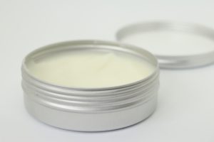 グリセリンやパラフィンを含んだ保湿剤を塗り続けると、小児アトピー性皮膚炎の再燃とステロイド外用薬の使用が減る