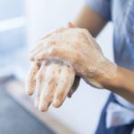 殺菌性石けんによる手洗いと、アルコールベースの手指衛生、どちらのほうが細菌の除去に効率的か？