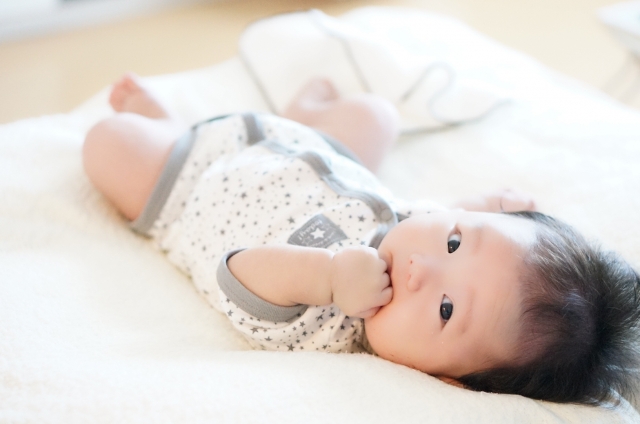 決まった時間にスキンケアを行ってから速やかに就寝すると、乳幼児の睡眠障害が改善するかもしれない