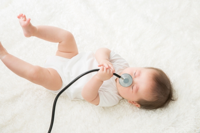 鼻汁を吸引すると、乳幼児の風邪症状の改善に役立つか？