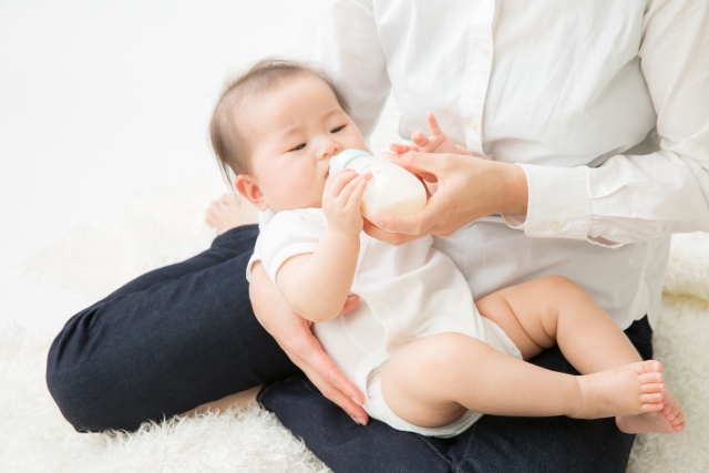 生後3～6ヶ月の粉ミルク摂取は、1歳時点での乳アレルギーを予防するかもしれない