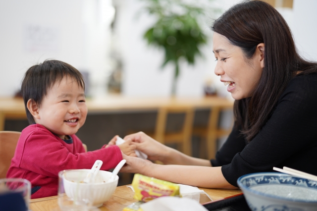 乳児期と、より高い年齢での食物によるアナフィラキシーに違いはあるか？