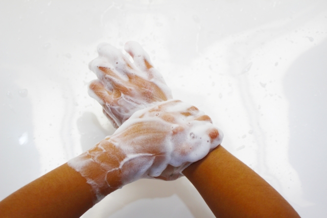 石鹸洗浄・アルコール消毒・消毒用手拭きのうち、もっとも皮膚を傷めにくく細菌を減らす方法はどれか？