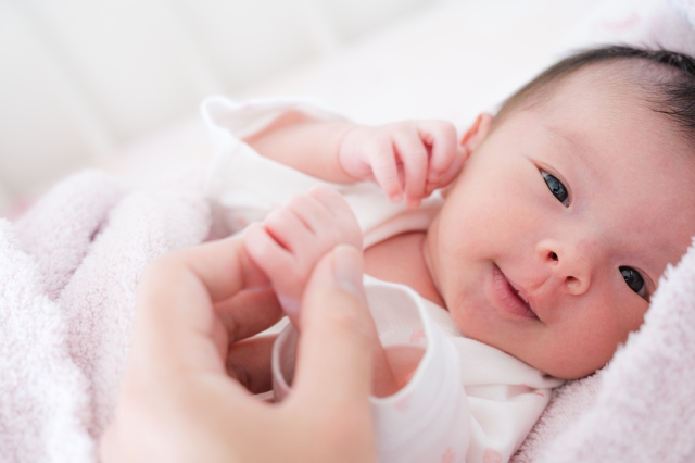 生後早期からセラミドベースの保湿剤を2ヶ月間塗布すると、1歳までのアトピー性皮膚炎の発症を予防する（STOP AD試験）