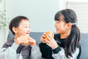 デュピルマブは、食物特異的IgE抗体価を8割下げ、誤食のリスクを軽減するかもしれない