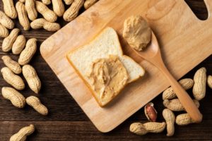 ピーナッツアレルギーの経口免疫療法として、どれくらいの期間食べ続ければある程度自由に食べられるようになるか？