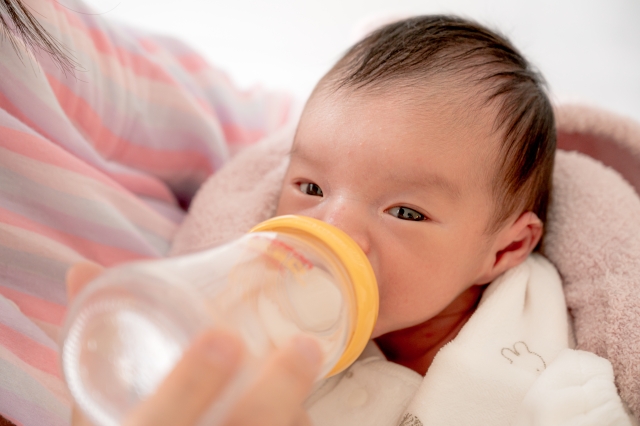 牛乳アレルギーのある乳児に対する低アレルゲンミルク（高度加水分解乳）は、身長・体重増加を改善させるかもしれない