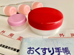 保湿成分の含まれた保湿剤は、角層を強化して、より改善させる可能性がある