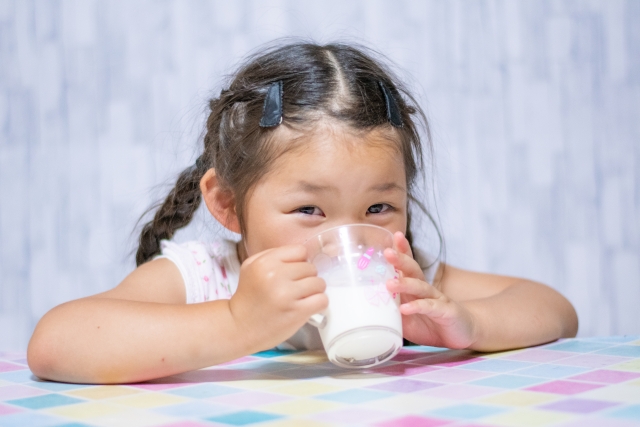 6歳まで持ち越した牛乳アレルギー、改善する可能性はどれくらいあるか？