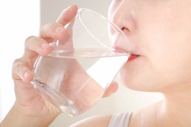 水分を多く摂ると、皮膚の水分量も増えるのか？