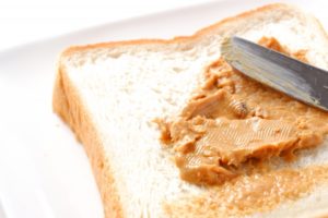 オマリズマブ（商品名ゾレア）は、食物アレルギーの治療成績を改善させる